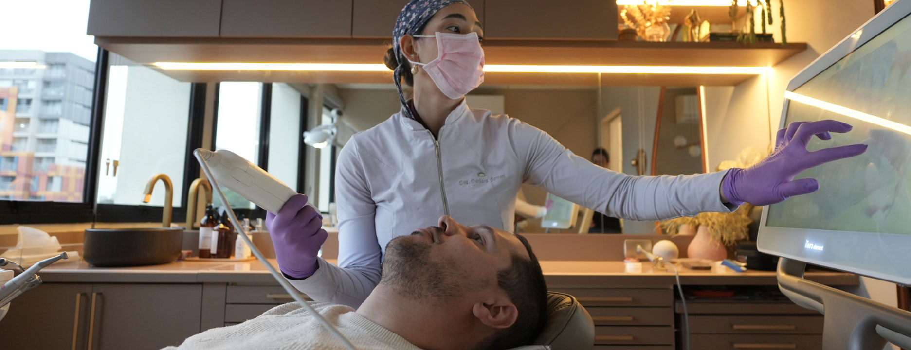 troca de restaurações nos dentes, realizada pela dentista Bárbara Ferrari
